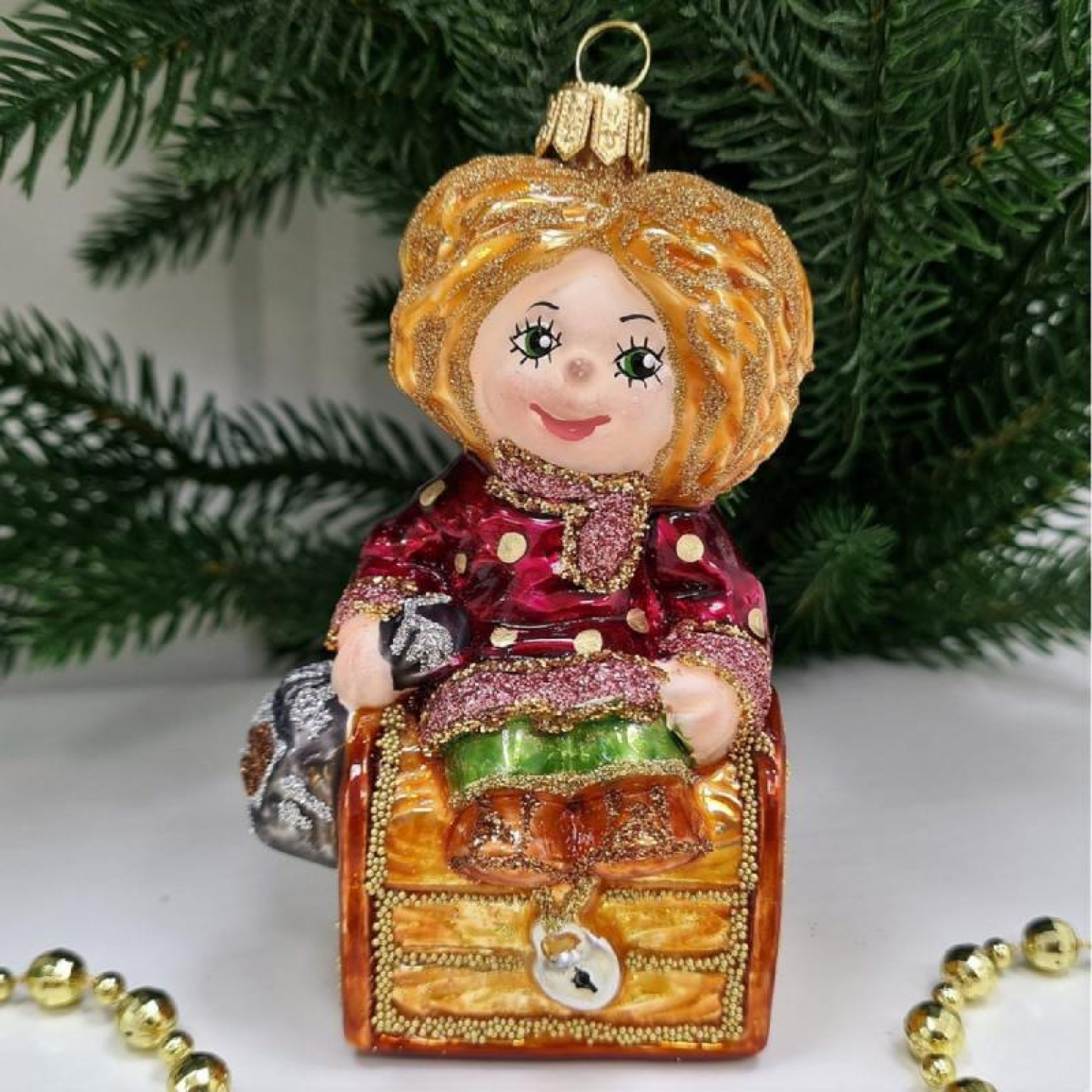 Стеклянная елочная игрушка Домовенок Кузя на сундуке