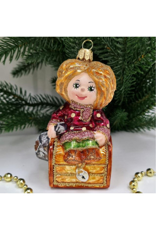 Стеклянная елочная игрушка Домовенок Кузя на сундуке