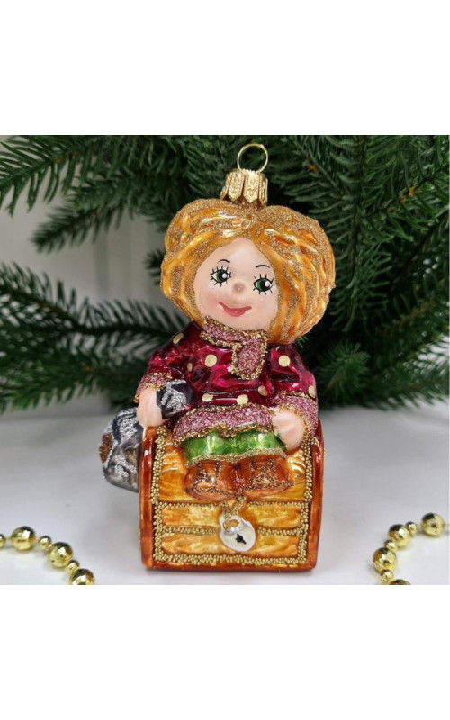 Стеклянная елочная игрушка Домовенок Кузя на сундуке