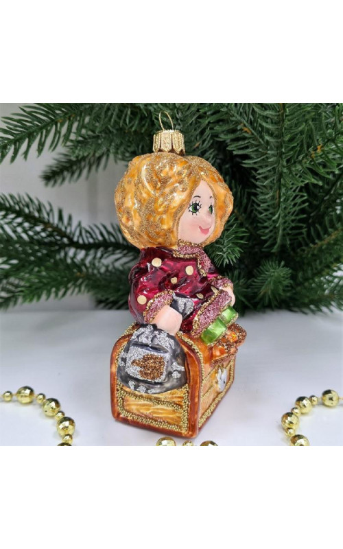 Стеклянная елочная игрушка Домовенок Кузя на сундуке