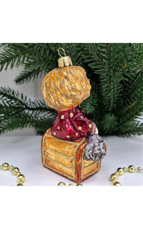 Стеклянная елочная игрушка Домовенок Кузя на сундуке