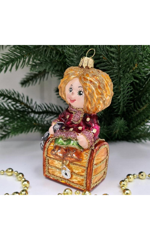 Стеклянная елочная игрушка Домовенок Кузя на сундуке