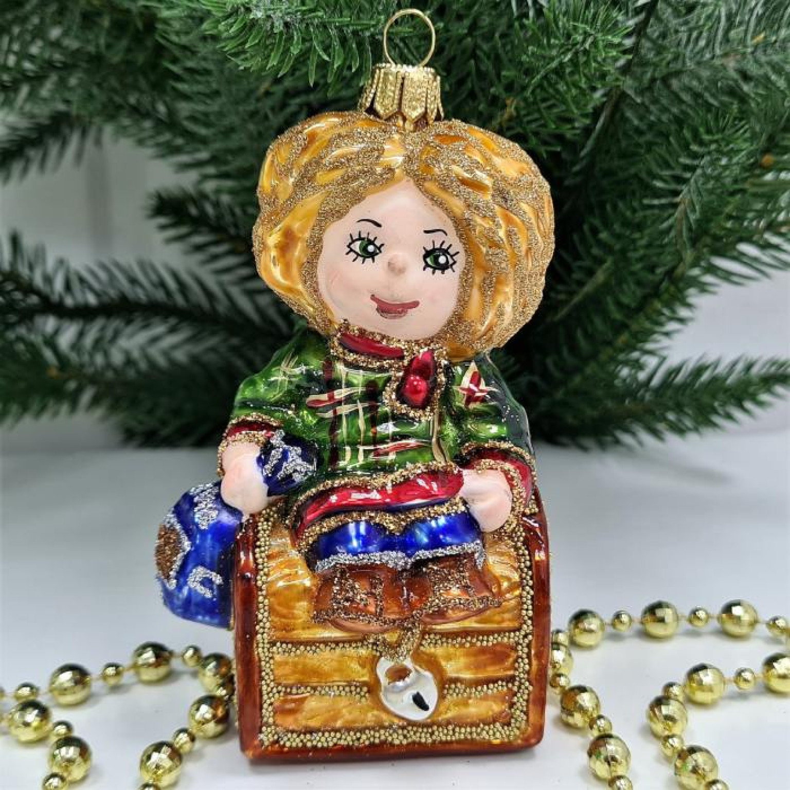 Стеклянная елочная игрушка Домовенок Кузя на сундуке