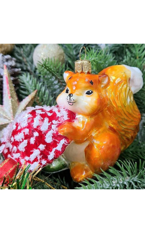 Стеклянная елочная игрушка Белочка с грибочком рыжая