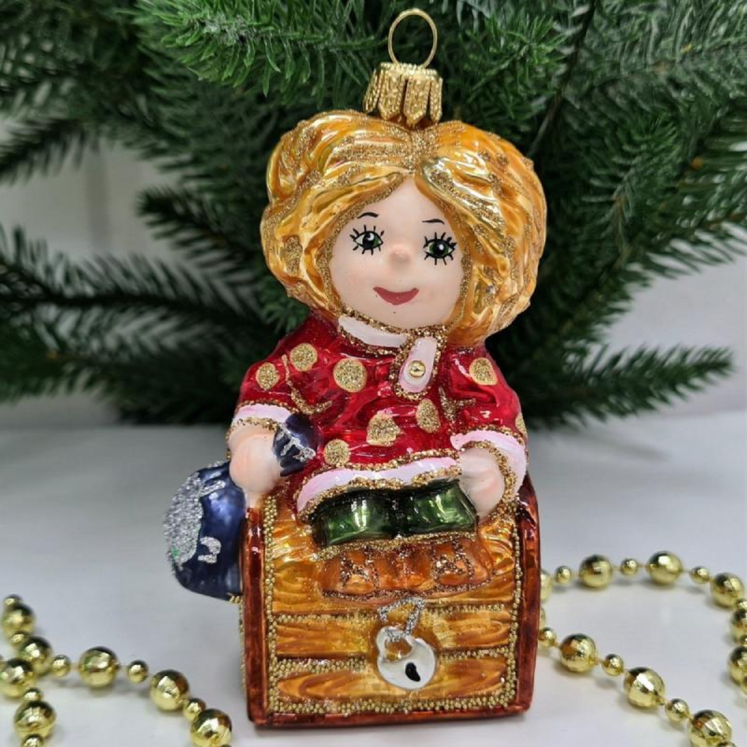 Стеклянная елочная игрушка Домовенок Кузя на сундуке