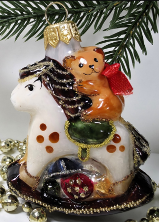 Елочная игрушка Мишка на лошадке — трогательный символ детства