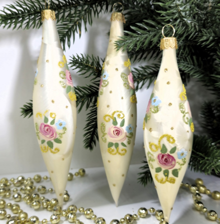 Игрушки-сосульки – изящные вертикальные акценты для ёлки