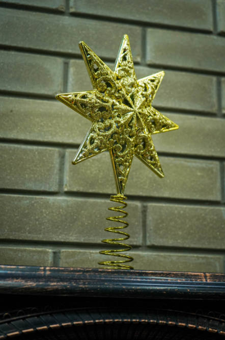 Топпер для ёлки: звезда, шар или ангел — что выбрать