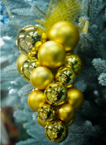 Елочные шары пластиковые: безопасность для детей