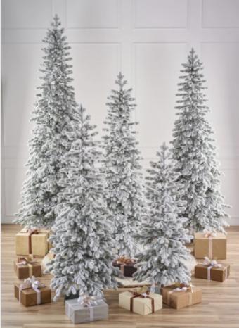 Елка заснеженная в белом интерьере: тотал вайт