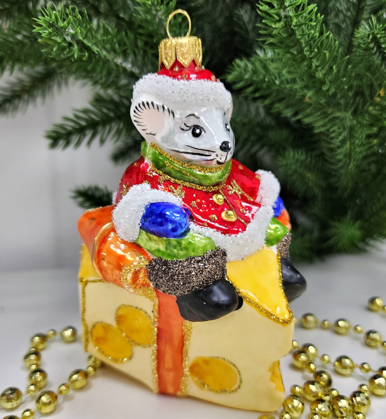 Стеклянная елочная игрушка Мышь санта на сыре